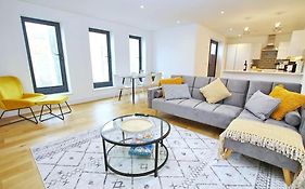 Modern Apartment For Contractors & Small Groups By Stones Throw Apartments - Free Parking - Sea View